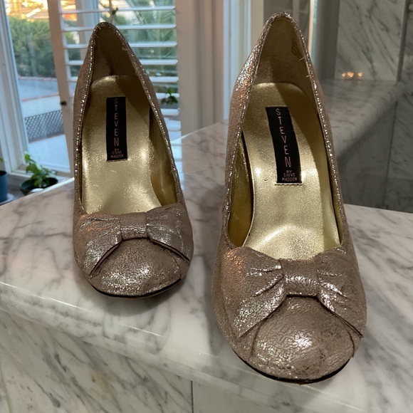 4” metallic women’s high heels. - Picture 2 of 7